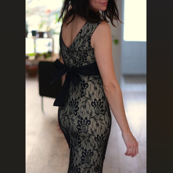 dress with a bow - Picture 4 of 6